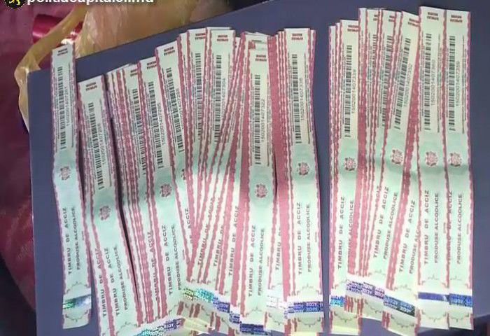 Un bărbat din Chişinău a fost reţinut pentru falsificarea timbrelor de acciz. Foto: politiacapitalei.md