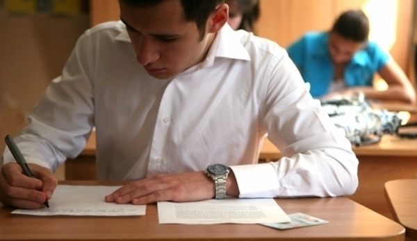 Zi importanta pentru absolventii claselor a 12-a. Aproape 28 de mii de elevi sustin astazi examenul de bacalaureat la limba straina.