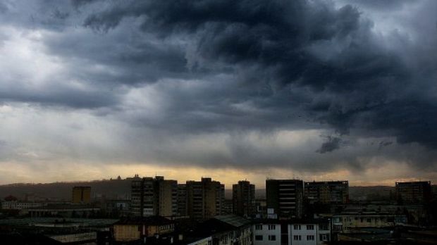 Ploile torențiale și grindina care au căzut în seara zilei de ieri au afectat mai multe localități din patru raioane ale țării.