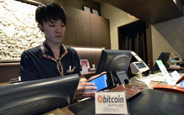Moneda virtuală Bitcoin a atins vineri pragul de 6.150 de dolari. 