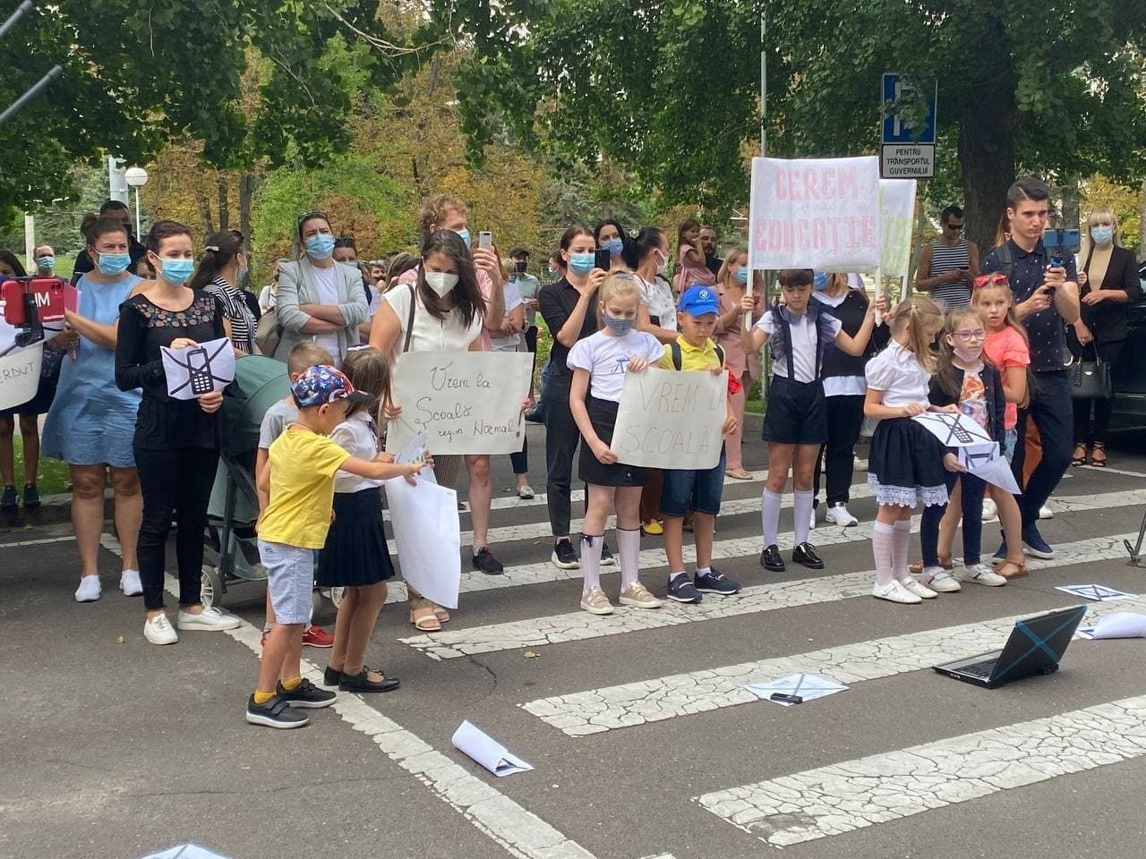 Родители и ученики протестуют у правительства против наложенных ограничений.