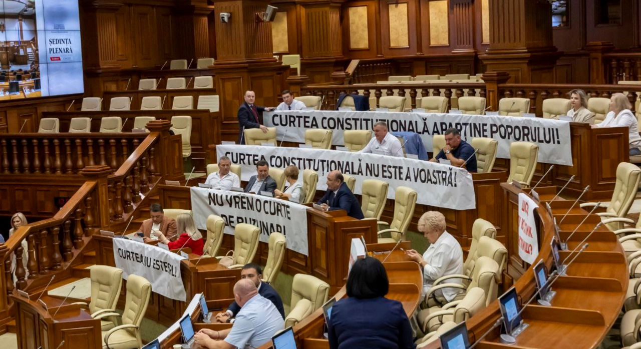 Deputații BCS au protestat în Parlament față de numirea noilor judecători ai Curții Constituționale.