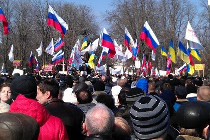 Голосование состоялось на фоне пророссийского митинга, проходящего у здания облсовета. Фото: @anti_maydan