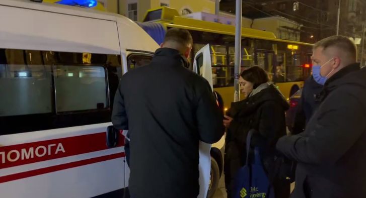 Кортеж Зеленского травмировал журналистку: Охрана забросила на машину.