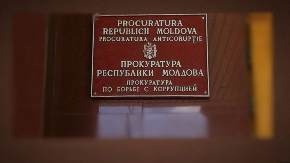 Антикоррупционный прокурор приговорен к реальному сроку за вмешательство в правосудие.