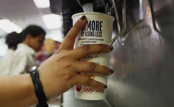 McDonald's a decis să renunțe la automatele de băuturi din sălile restaurantelor din SUA.
