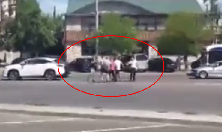 Filmaţi cum s-au luat la pumni în plin trafic pe o stradă din Capitală. Foto: Captură video