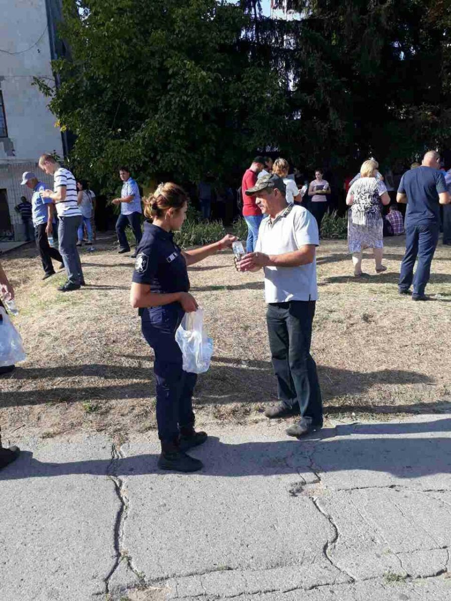 Несколько сотен демонстрантов получили воду от полицейских. 