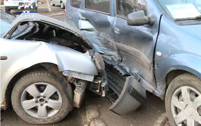 Conflict în familie, soldat cu avarierea unei mașini a poliției. Foto: protv.md