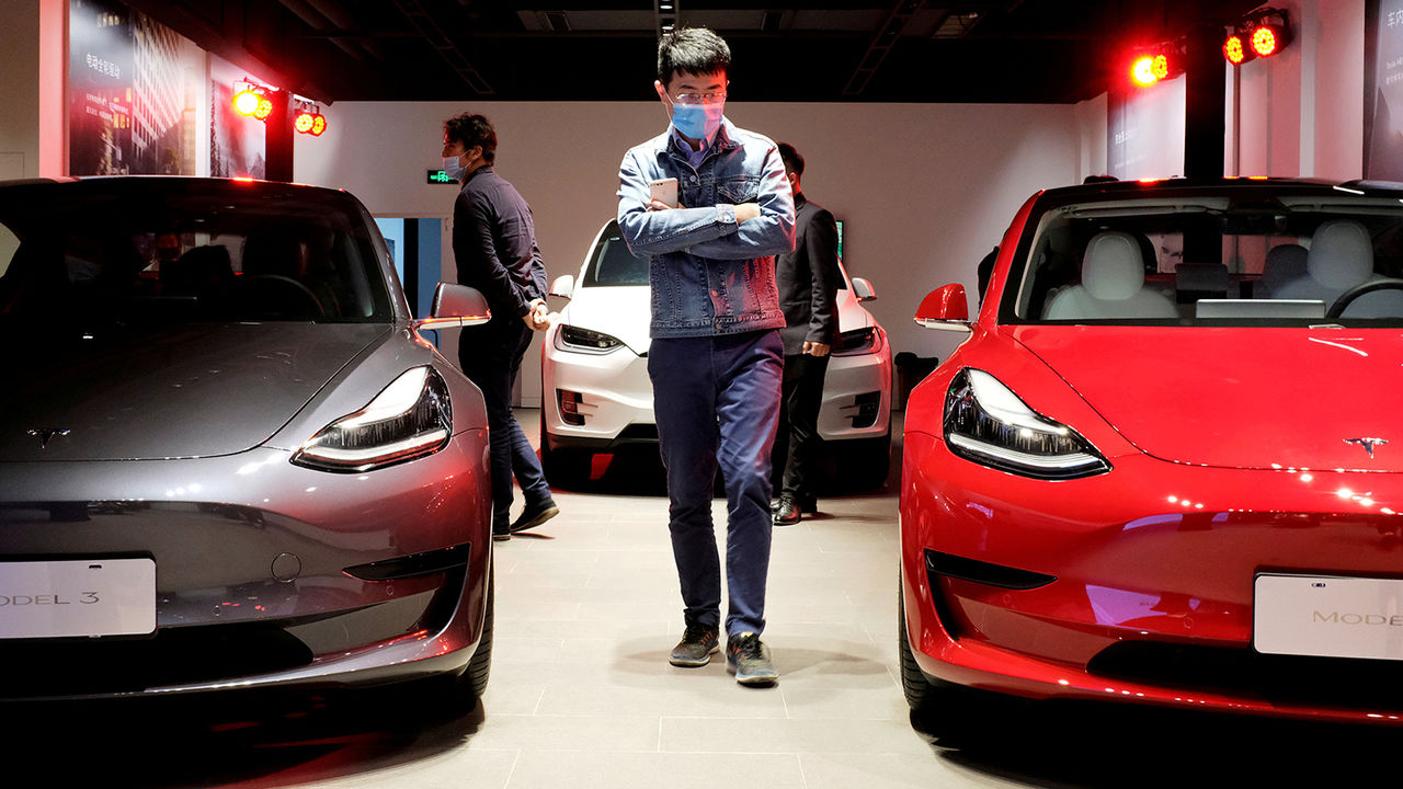 Китай запретит военным ездить на электромобилях Tesla.