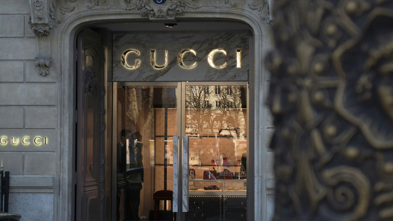 Hackerii au furat datele clienților Gucci și Balenciaga.