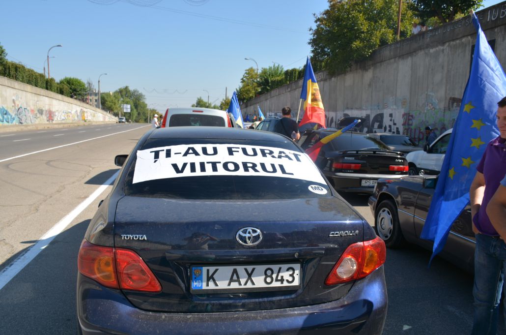 În jur de o mie de automobile au traversat tot Chișinăul, iar de-a lungul traseului alte câteva mii de șoferi au salutat acest marș fără precedent pentru Republica Moldova prin amploarea sa.