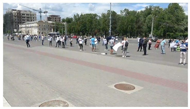 Работники сферы HoReCa вышли на протест перед зданием Правительства.