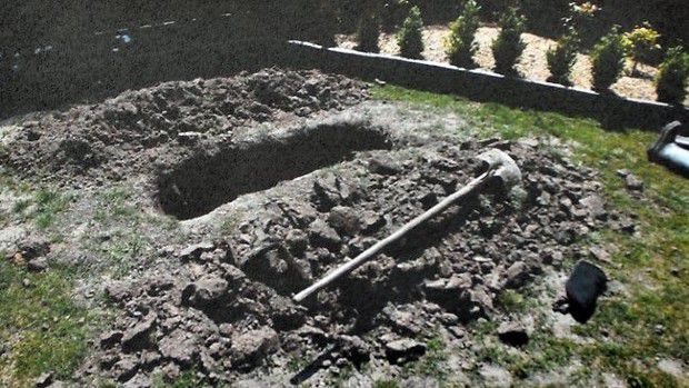 Ruşii sapă morminte pentru veteranii de război care sunt încă în viaţă. Foto: stiri.rol.ro