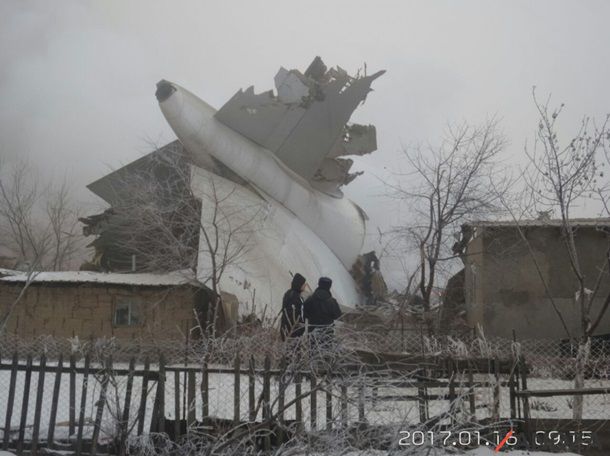 На земле видны большие разрушения после падения Boeing 747.