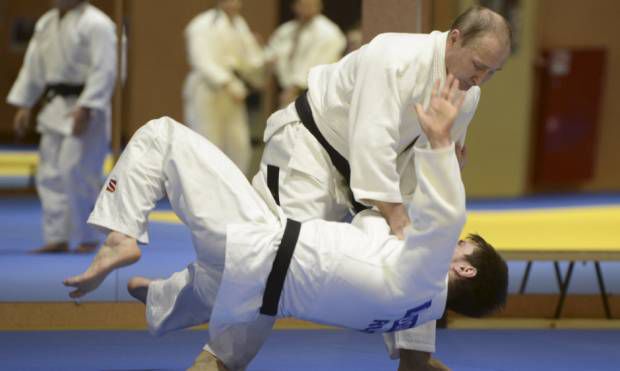 Putin, s-a luat la trântă, la propriu, cu mai mulţi componenţi ai naţionalei de judo a ţării pe care o conduce.