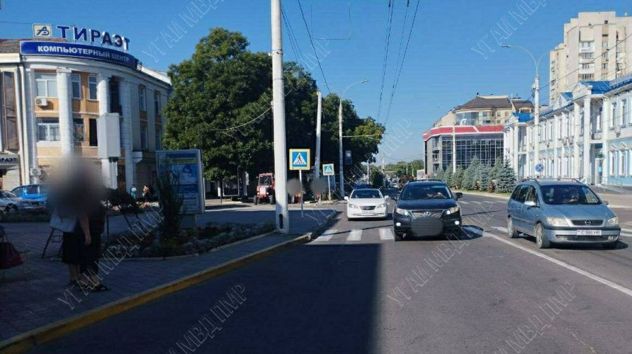 В центре Тирасполя Lexus сбил женщину.