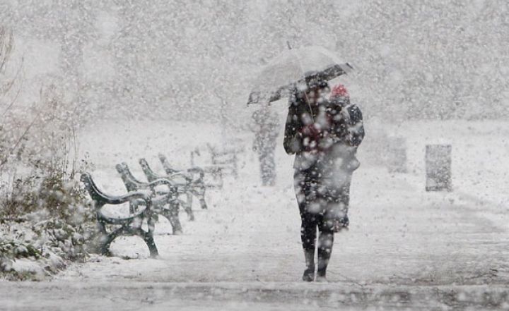 Ninsorile au început în această dimineață în România, iar frigul a făcut deja primele victime. Foto: bucurestifm.ro