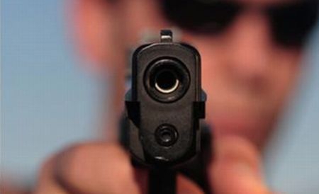 Poliţiştii italieni au demarat o anchetă în acest caz, iar agresorii sunt daţi în urmărire.