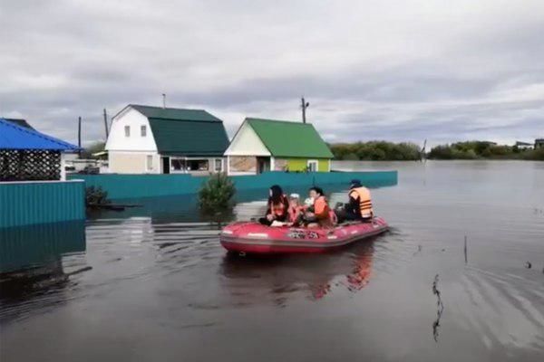 Школьники из затопленного российского региона поплыли на линейку на лодке.