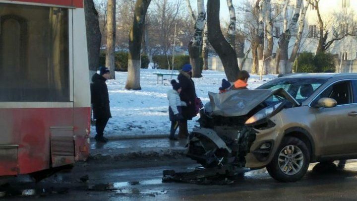 В Бельцах автомобиль врезался в троллейбус на остановке.