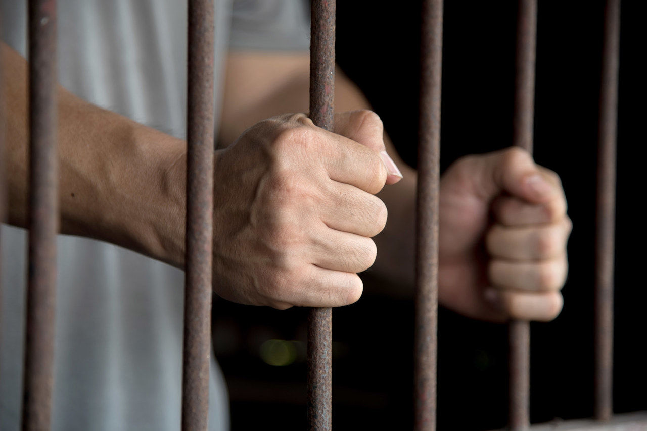 Bărbat, condamnat la 25 de ani pentru abuzul sexual al fiicei vitrege.
