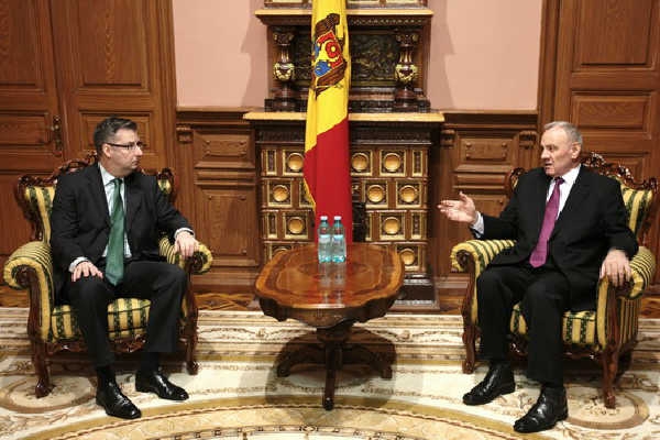 Cei doi oficiali au subliniat importanţa menţinerii în Republica Moldova a ordinii legale şi constituţionale.