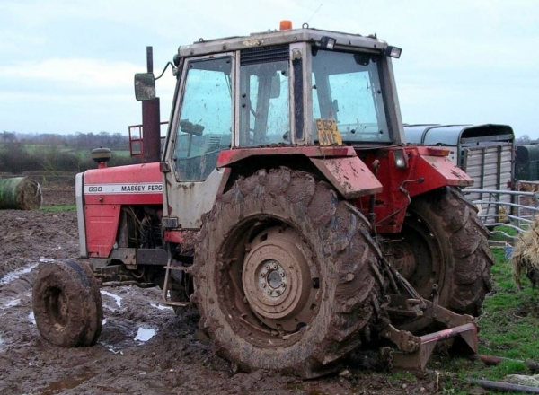 Un barbat din Gura Bacului a murit, fiind strivit de tractor. Acesta a cazut din vehicul si nu a mai putut fi salvat.