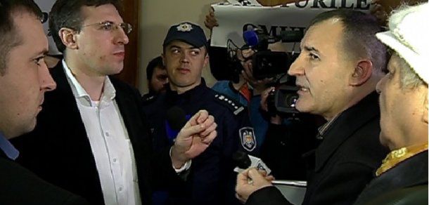 Dorin Chirtoacă, dar și a altor doi funcționari din cadrul Primăriei Chișinău vor fi verificate de către Comisia Națională de Integritate. Foto: deschide.md