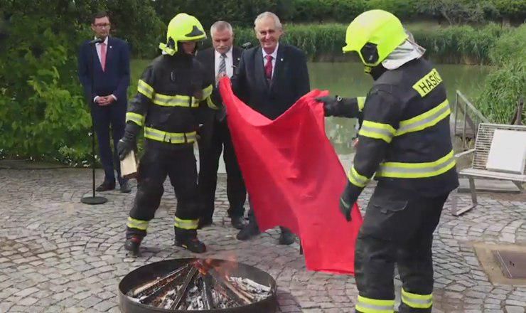Президент Чехии Милош Земан прилюдно сжег гигантские красные трусы. 