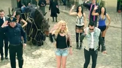 Hitul a ajuns în atenţia publicului italian după ce un post de radio l-a difuzat în cadrul unei emisiuni de dimineaţă, foarte populare în ţară.