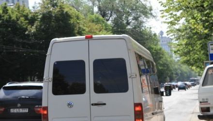 Microbuzul plin cu pasageri a derapat de pe partea carosabilă pe bordură și s-a lovit de un copac.  