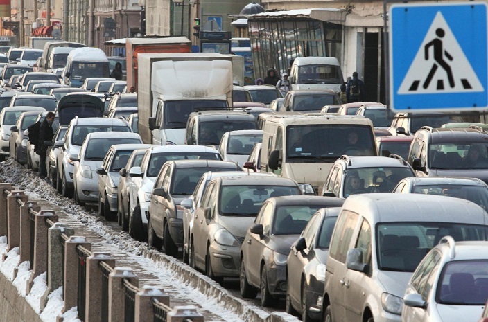 Сложнее всего на дорогах в Москве в утренний час пик.