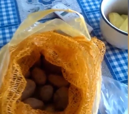 Nu se cunoaşte însă dacă aceasta este singurul păgubaş sau sunt mai mulţi clienţi traşi pe sfoară. 