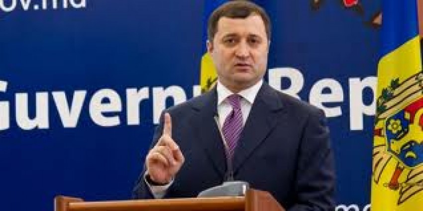 ”Propunerea a fost una mai mult populistă. După discuțiile cu FMI am convenit să amânăm majorarea”, a anunțat premierul.