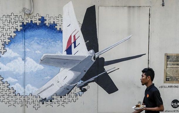 Boeing-777 вылетел из Куала-Лумпура в Пекин 8 марта 2014 года, на борту находились 227 пассажиров и 12 членов экипажа. 