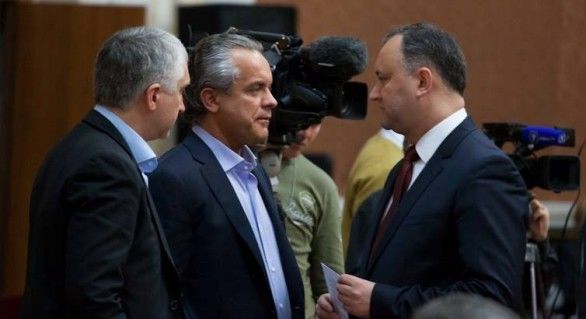 Dodon, timp de o sută de zile de aflare în funcție a reușit doar să demonstreze că devine într-o măsură tot mai mare o parte organică a regimului oligarhico-polițienesc creat în republică de miliardarul Vlad Plahotniuc. 