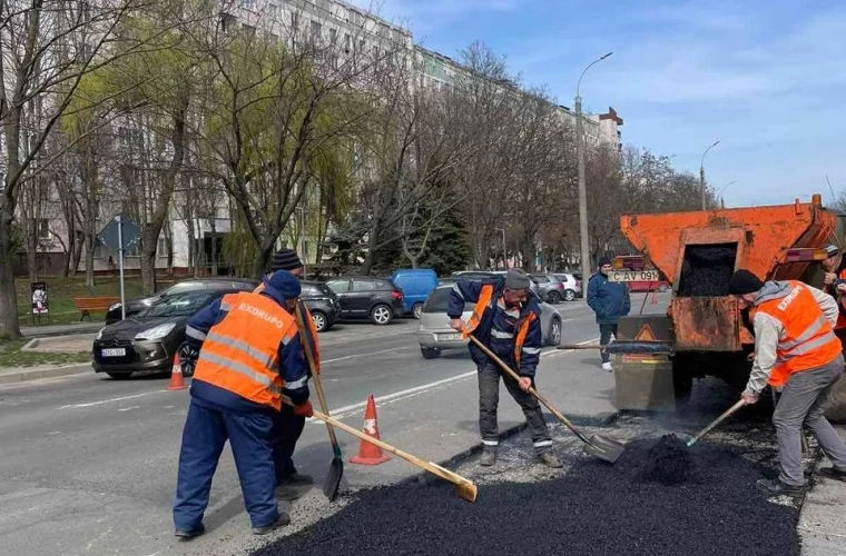Выбоины на дорогах Кишинева заделывают горячим асфальтом.