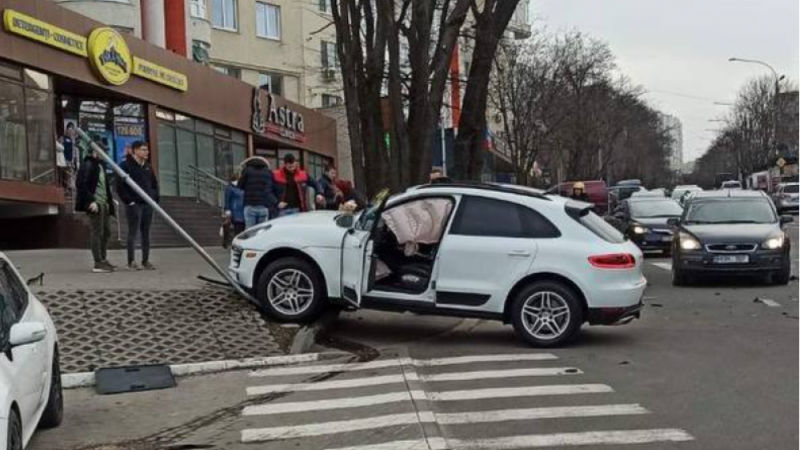 На перекрестке в Кишиневе столкнулись два автомобиля.