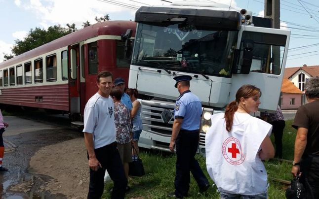 TIR-ul a fost lovit de un tren cu persoane, care se pregătea să iasă din Bistriţa. Foto: Crucea Roşie Bistriţa-Năsăud. 