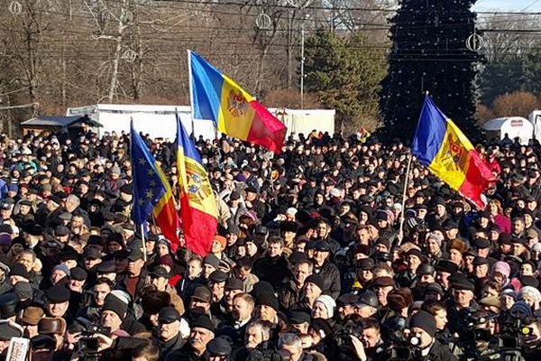 Митинги в поддержку кандидатов прошли и у офисов Демпартии и ЛДПМ.