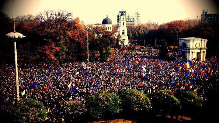 Организаторы проевропейского митинга говорят, что в нем приняли участие люди со всех районов страны. Фото: fb.com