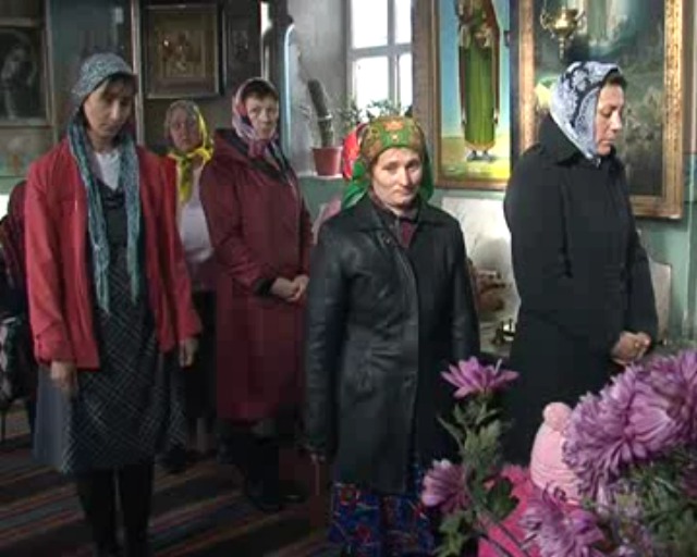 Жители села Бульбоака говорят, что все произошло прямо во время службы. Священник обругал верующих и ударил женщину.