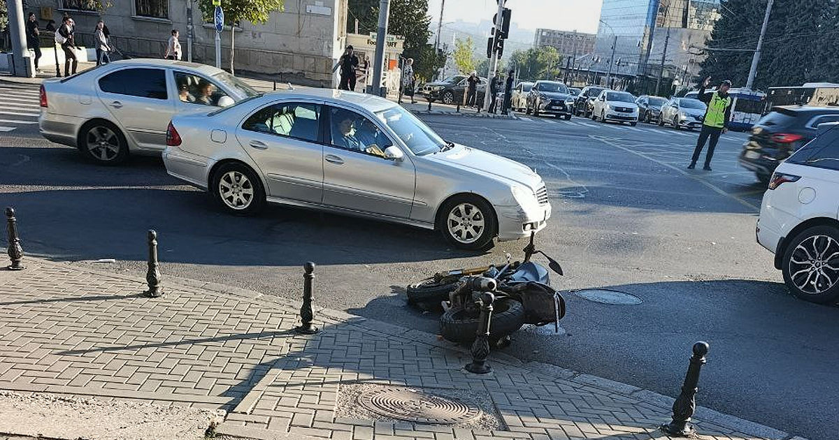 Un motociclist, rănit într-un accident rutier în Capitală: Momentul a fost surprins pe video.
