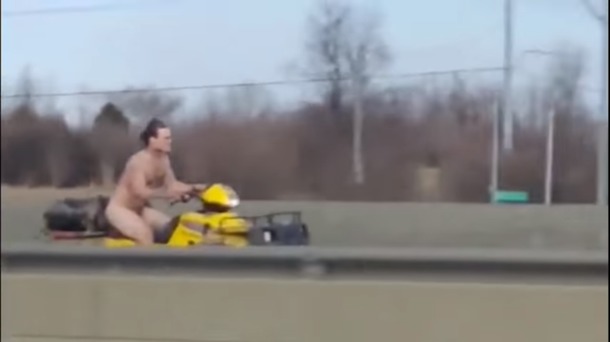 Nebun gol-goluț, filmat în trafic. Poliția l-a prins cu greu