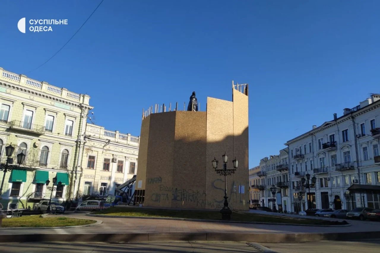 Начался демонтаж памятника Памятник Екатерине Второй в центре Одессы.
