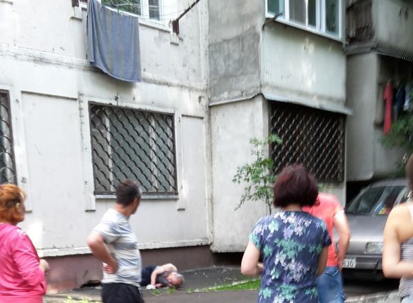Deocamdata nu este clar daca barbatul s-a aruncat sau a cazut de la inaltime. Foto: protv.md