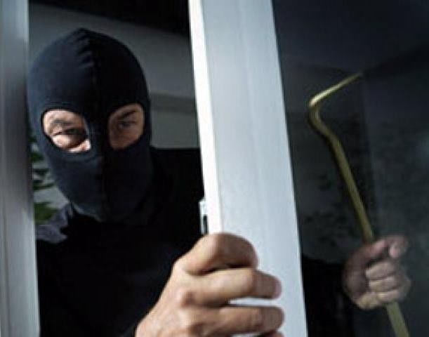 Полиция на данный момент разыскивает воров, которым грозит до 6 лет лишения свободы.