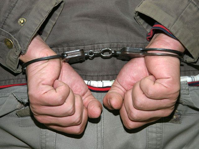На допросе подозреваемый, который и ранее привлекался к уголовной ответственности, сознался в содеянном.