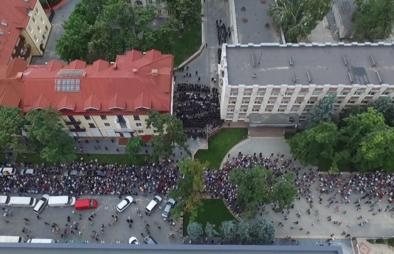 Воскресный марш протестующих сняли на видео с дрона.